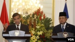 PM Perancis François Fillon dan Presiden Susilo Bambang Yudhoyono dalam konferensi pers bersama, usai pertemuan bilateral di Istana Merdeka (1/7).