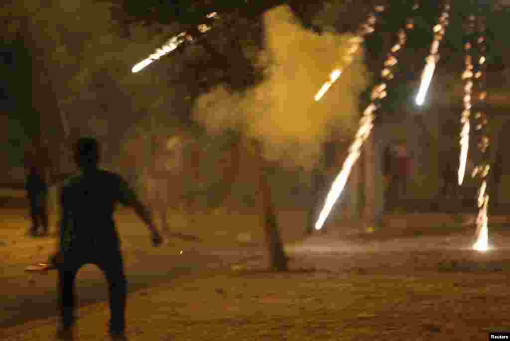 Members of the Muslim Brotherhood and supporters of ousted Egyptian President Mohamed Morsi clash with anti-Morsi protesters in Alexandria, July 7, 2013. 