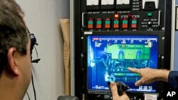 شـاره‌زایه‌ک له‌ ژوری کۆنتڕۆڵه‌وه‌ ڕۆبۆتێـک له‌ پاڵ لیچوونی نه‌وته‌که‌ی که‌نداوی مه‌کسیک ده‌جوڵێنێت، چوارشه‌ممه‌ 2 ی شه‌شی 2010