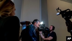 Senator Ted Cruz asal Partai Republik berbicara kepada para wartawan di lorong Gedung Capitol, Washington, pada 7 Desember 2021. (Foto: AP/Andrew Harnik)