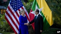 Menlu Amerika Hillary Clinton berjabat tangan dengan Presiden Burma Thein Sein sebelum menggelar pertemuan bilateral di Siem Reap, Kamboja (13/7).