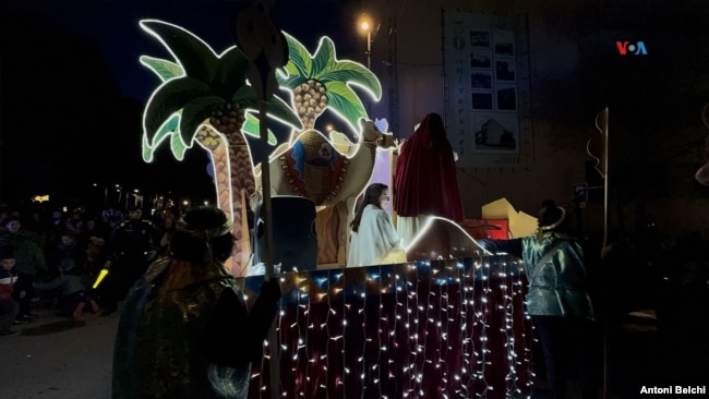 Se suelen adornar las carrozas de las cabalgatas de Reyes Magos con imágenes de algunos de los pasajes de la Biblia, como este que refleja la llegada del Niño Jesús. (Foto: Antoni Belchi / VOA)