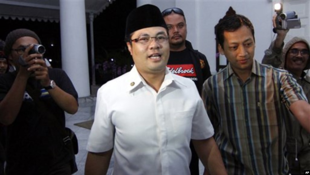 Bupati Garut Aceng Fikri (tengah) yang melakukan pernikahan siri dengan gadis remaja dan menceraikannya empat hari kemudian. (Foto: AP/Kusumadireza)