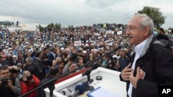 Lawmakers and supporters listen to a weekly speech by Kemal Kilicdaroglu, right, the leader of Turkey's pro-secular main opposition Republican People's Party, in Kizilcahamam, June 20, 2017. 