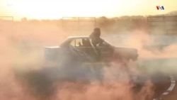 Հարյուրավոր մարդիկ հավաքվել են՝ դիտելու, թե ինչպես է մեքենաների պտտման մրցաշարը վերսկսվում Յոհանեսբուրգի հարավում. Աֆրիկա