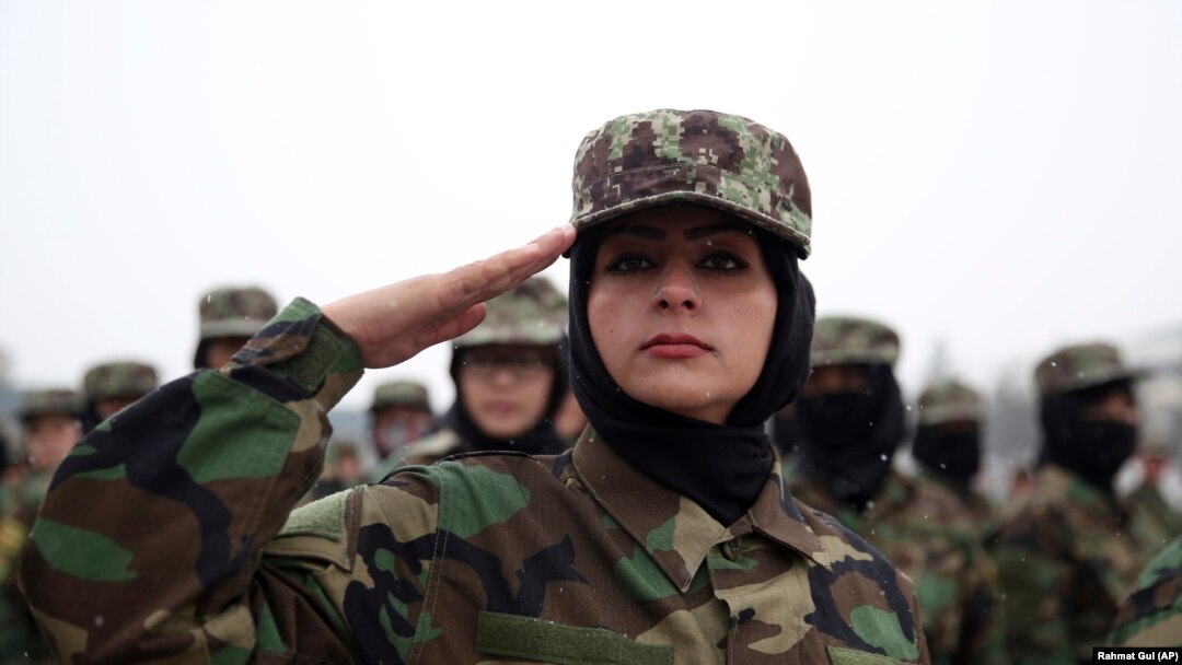 Tentara perempuan Angkatan Bersenjata Afghanistan yang baru lulus mengikuti upacara wisuda di Akademi Militer Afghanistan, di Kabul, 5 Januari 2020. (Foto: Rahmat Gul/AP)