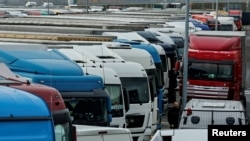 Українські вантажівки на пропускному пункті на кордоні із Польщею, 19 листопада 2023. REUTERS/Yan Dobronosov