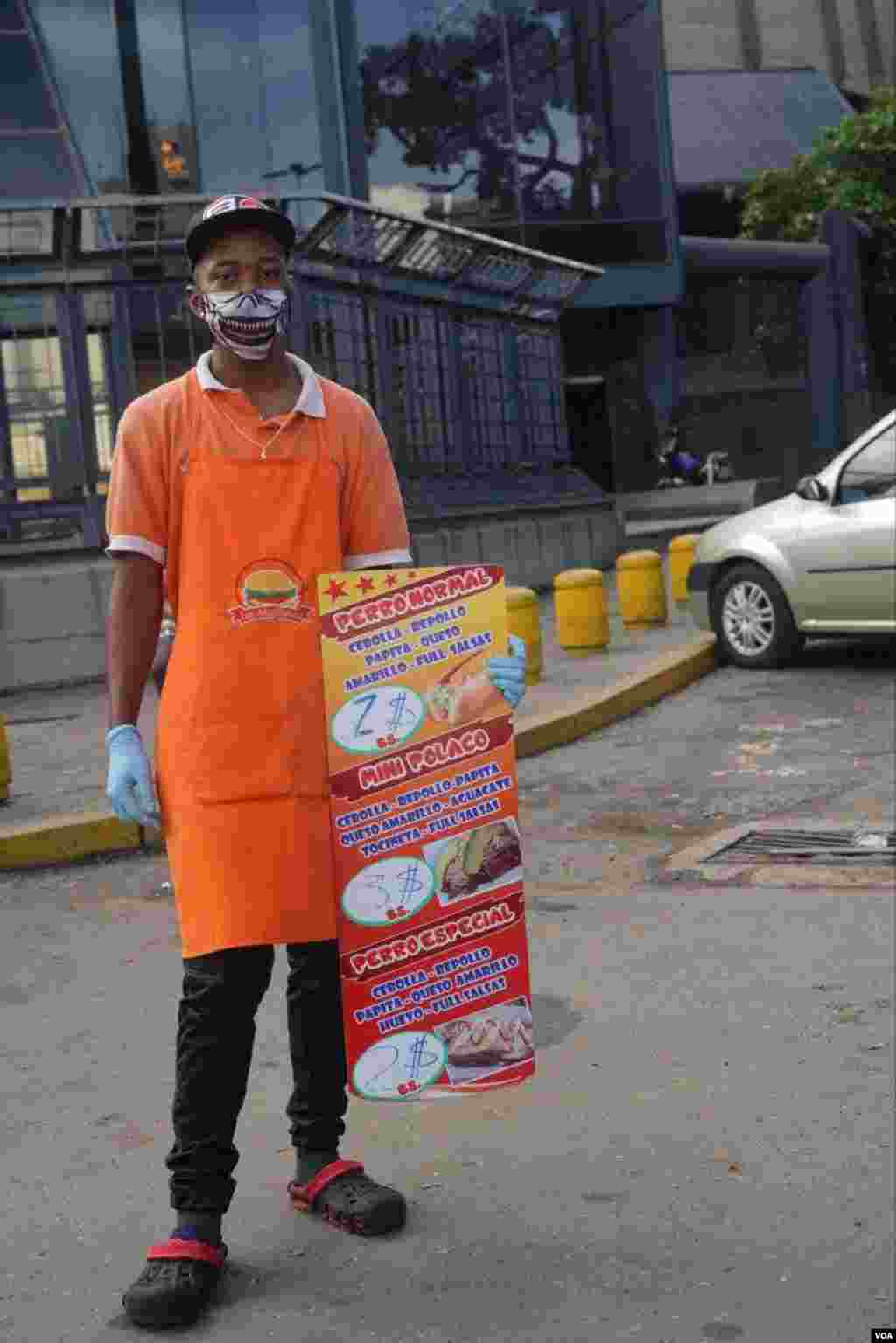 En las famosas “Calles del Hambre”, en Plaza Venezuela, no se ven carritos de perros calientes, solo algunos vendedores con los men&#250;s en mano para ofrecer productos para llevar.