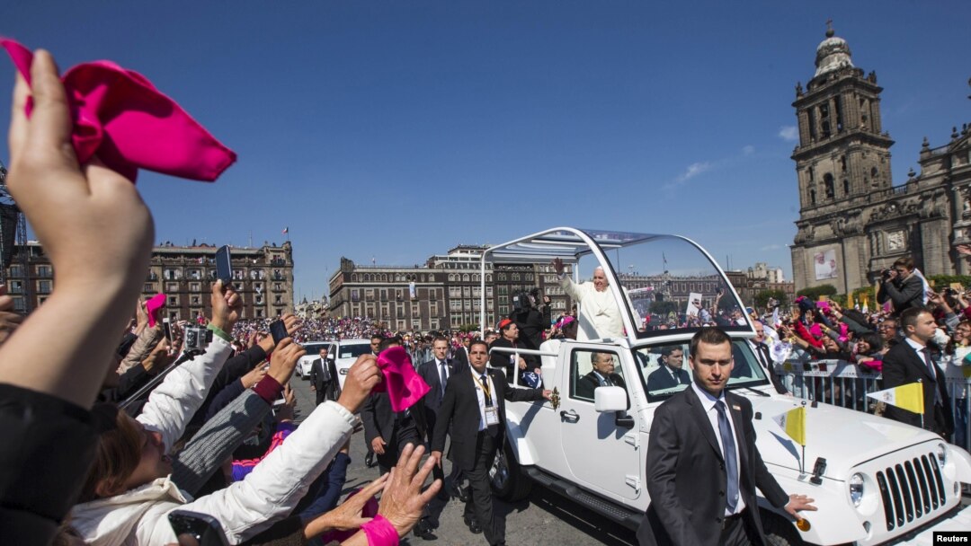 Paus Fransiskus melambaikan tangannya kepada orang-orang dari 'popemobile' di Lapangan Zocalo di Mexico City, 13 Februari 2016.