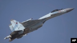 FILE - Pesawat jet tempur Sukhoi SU-35 Rusia tampil di Dubai Air Show, Uni Emirat Arab, 13 November 2017. (AP/Kamran Jebreili)