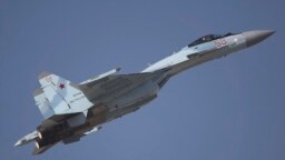 FILE - Pesawat jet tempur Sukhoi SU-35 Rusia tampil di Dubai Air Show, Uni Emirat Arab, 13 November 2017. (AP/Kamran Jebreili)