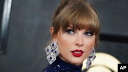 ARCHIVO - Taylor Swift llega a la 65ª entrega anual de los premios Grammy, el 5 de febrero de 2023, en Los Ángeles.