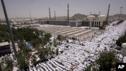 حاجیان د سه شنبې- نهې په ورځ د سعودي عرب مکې ښار ته نیژدې د حج د مراسمو په دویمه ورځ په عرفات کې له نیمره جوماته بهر لمونځ کوي.