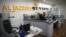 Seorang pegawai tampak bekerja di kantor berita Al Jazeera di Yerusalem, pada 31 Juli 2017. (Foto: AFP/Ahmad Gharabli)