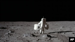 1969년 7월 20일 달에 착륙한 미국 우주비행사 버즈 앨드린이 달 표면을 조사하고 있다.