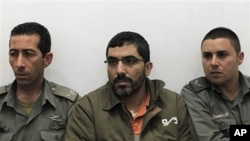 Palestinian engineer Dirar Abu Sisi, center, attends a court session in the southern Israeli town of Beersheba, April 4, 2011