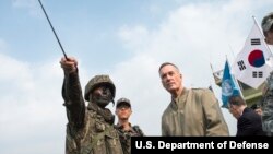 지난 2015년 11월 한국 비무장지대를 방문한 조셉 던포드 미군 합찹의장이 한국군의 브리핑을 받고 있다.