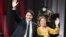 Nhà lãnh đạo của Đảng Tự do và Thủ tướng Canada Justin Trudeau cùng vợ Sophie Gregoire Trudeau vẫy tay chào những người ủng hộ tại trung tâm hội nghị Palais des Congres ở Montreal, Quebec, hôm  hôm 22/10.
