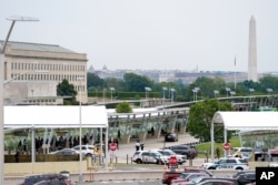 3일 총격이 발생한 미국 워싱턴 펜타곤 전철역 주변을 경찰이 통제하고 있다.
