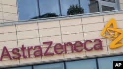 Esta fotografía de archivo del sábado 18 de julio de 2020 muestra una vista general de las oficinas de AstraZeneca y el logotipo corporativo en Cambridge, Inglaterra.