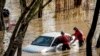 Trabajadores de búsqueda y rescate revisan un auto atrapado en una inundación luego de que fuertes lluvias provocaron que el río Guadalupe se desborde, el domingo 4 de febrero de 2024, en San José, California.