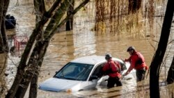 Residentes en California sufren inundaciones históricas
