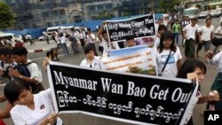 Foto tertanggal 26/11/2012 ini memperlihatkan warga berdemonstrasi di Yangon, Myanmar, menentang proyek pertambangan Wan Bao di negara itu.