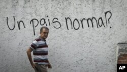 Un grafiti con la pregunta "¿Un país normal?" cubre una pared en el barrio de clase media de Alta Florida en Caracas, Venezuela, el 15 de abril de 2019. 