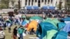 Orang-orang berunjuk rasa dan berkemah di dalam Universitas Columbia yang diduduki oleh pengunjuk rasa pro-Palestina di New York pada 22 April 2024. (Foto: AFP)