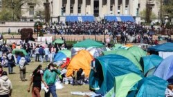 Orang-orang berunjuk rasa dan berkemah di dalam Universitas Columbia yang diduduki oleh pengunjuk rasa pro-Palestina di New York pada 22 April 2024. (Foto: AFP)