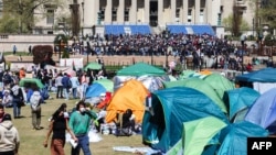 Orang-orang berunjuk rasa dan berkemah di dalam Universitas Columbia yang diduduki oleh pengunjuk rasa pro-Palestina di New York pada 22 April 2024. (Foto: AFP)