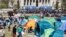 Orang-orang berunjuk rasa dan berkemah di dalam Universitas Columbia yang diduduki oleh pengunjuk rasa pro-Palestina di New York pada 22 April 2024. (Foto: AFP)
