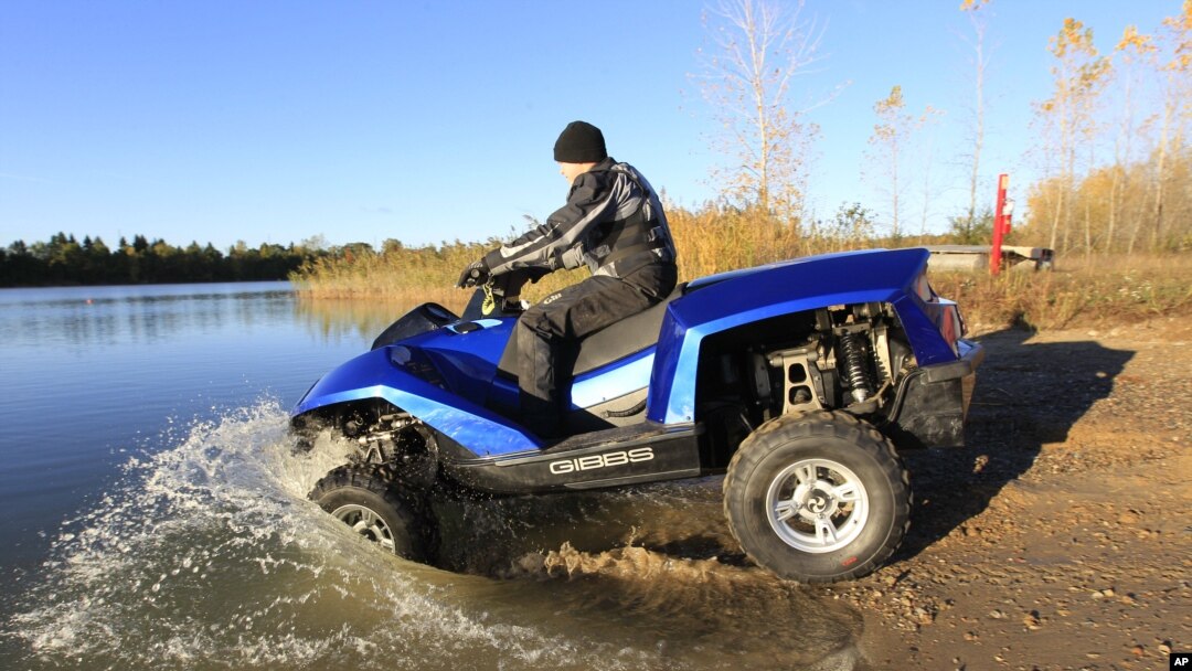 Quadski alcanza una velocidad en tierra y agua de hasta 72 kph (45 mph) hora en tierra. 