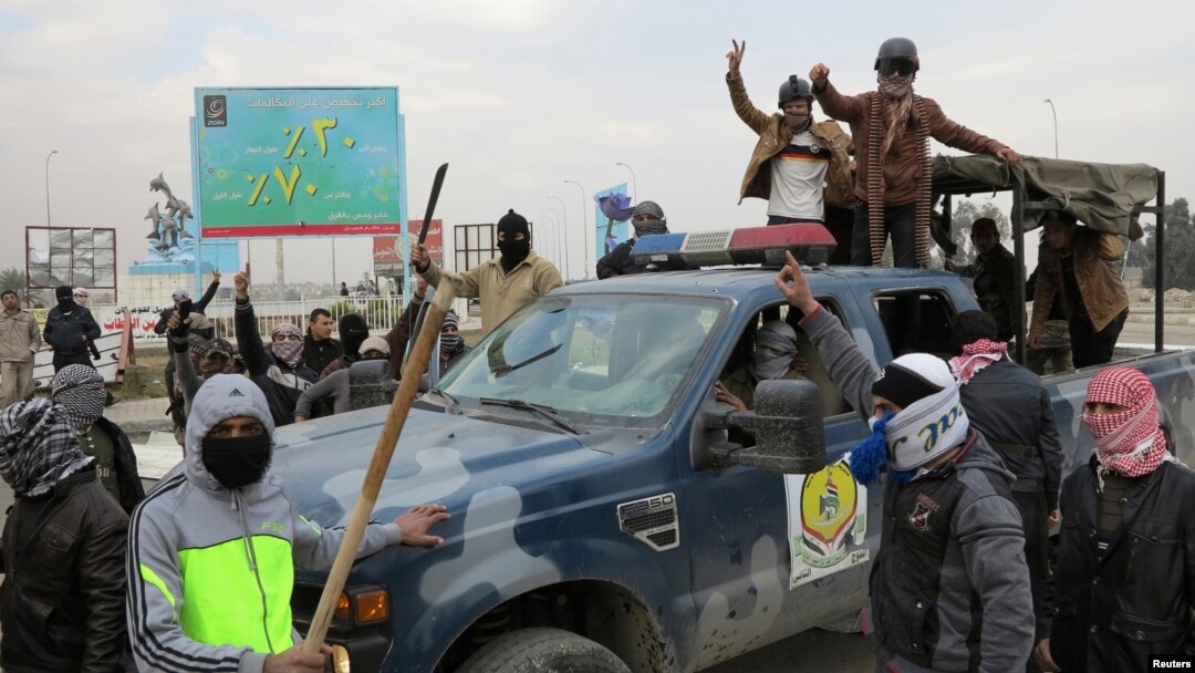 Militan Sunni merebut kendaraan polisi Irak dalam bentrokan di Ramadi, Senin (30/12). 