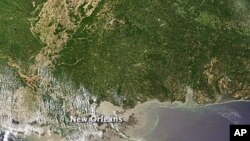 به‌رپرسـانی پایه‌ به‌رز به‌ره‌و سـتانی لویزیانا به‌ڕێ‌ده‌که‌ون بۆ له‌ نزیکه‌وه‌ ئاگابوون له‌ لێچوونی نه‌وتی بیره‌که‌ی نێو ئاوی ده‌ریا