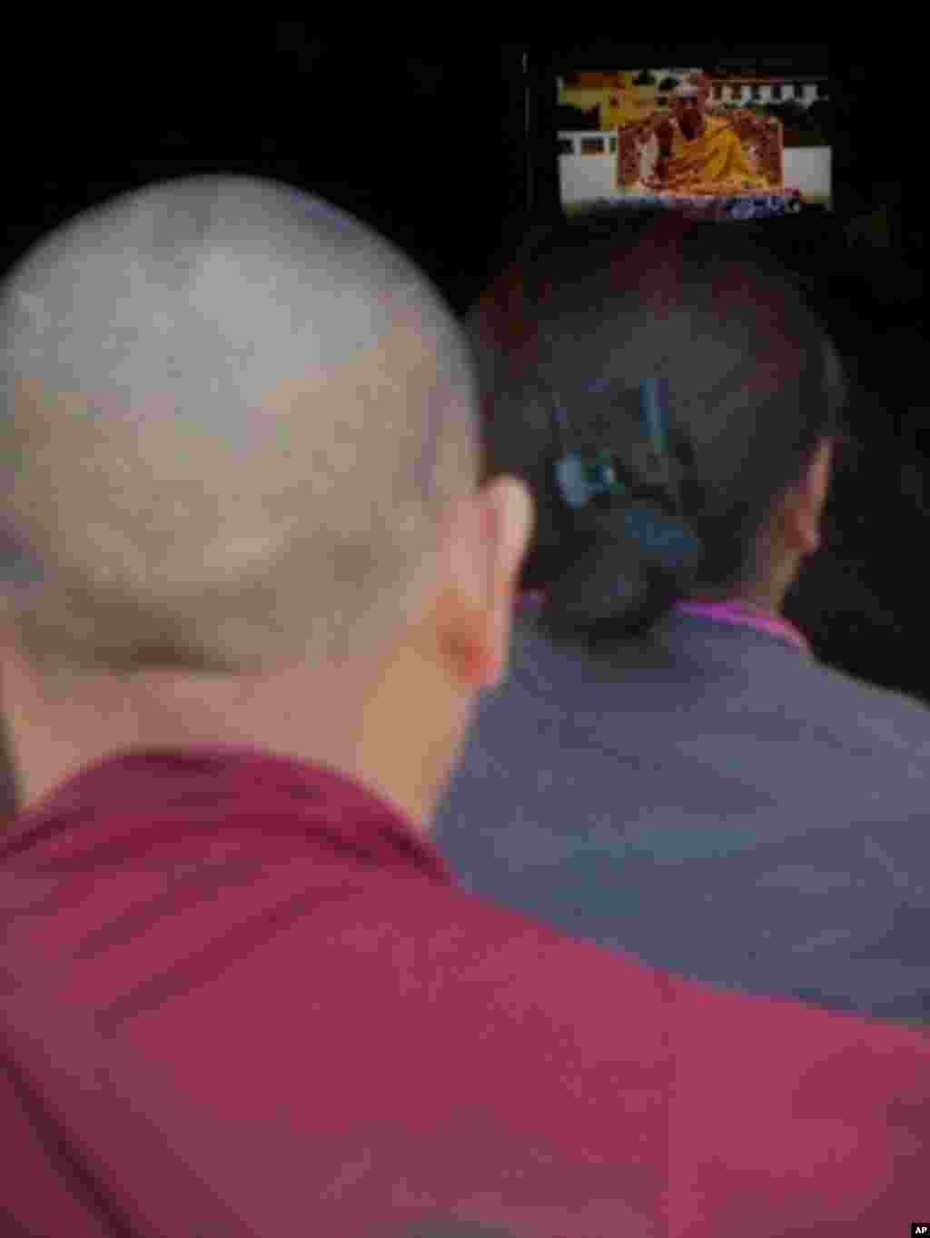 2011年6月初，達賴喇嘛在西藏兒童村學校講道，不能進入會堂的信徒，在場外收看電視直播