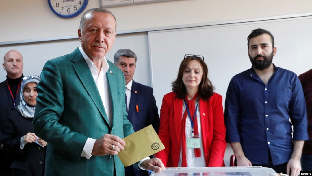 Turkish President Tayyip Erdogan casts his ballot at a polling station during the municipal elections in Istanbul, March 31, 2019