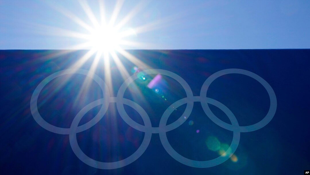 Cincin Olimpiade terlihat di Stadion Bisbol Yokohama saat Olimpiade Musim Panas 2020, di Yokohama, Jepang. Indonesia berencana ikut dalam seleksi tuan rumah Olimpiade musim panas 2036. (Foto AP/Matt Slocum)
