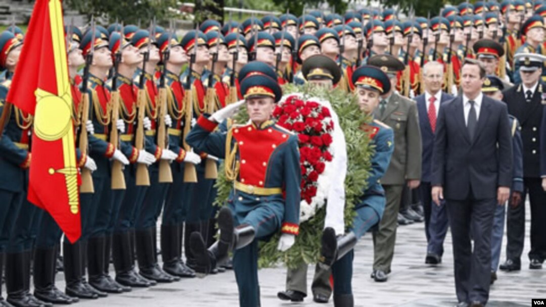 PM Inggris Cameron (kedua dari kanan) dalam Peringatan Tentara Tak Dikenal Rusia yang tewas saat runtuhnya tembok Kremlin saat melawat ke Moscow (12/9).