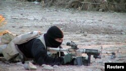 一名海豹突擊隊員掩護隊友向據懷疑是基地組織和塔利班所在的位置推進。（資料圖片）