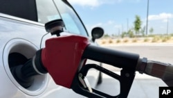 Американська автомобільна асоціація (AAA) фіксує зниження цін на бензин у США у червні 2024 року. AP Photo/David Zalubowski
