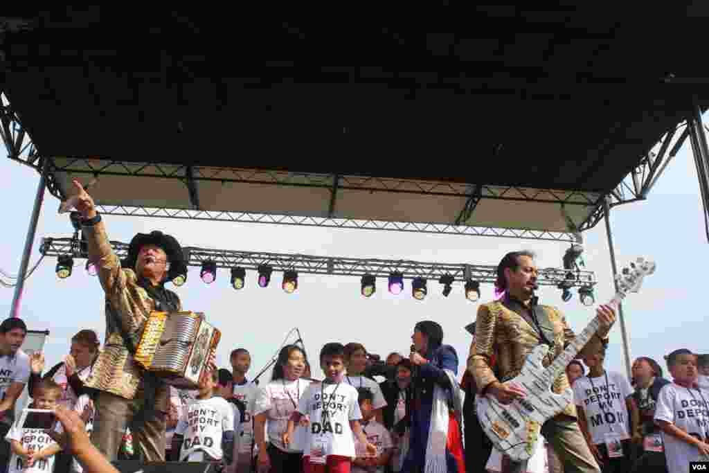 Los Tigres del Norte agradecieron a todos los inmigrantes que se hicieron presentes en la Alameda Nacional de Washington para levantar sus voces a favor de una reforma inmigratoria.