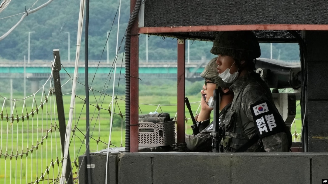 Tentara Korea Selatan berjaga di sebuah pos militer di Paviliun Imjingak di Paju, Korea Selatan, dekat perbatasan dengan Korea Utara, Senin, 2 Agustus 2021 (foto: ilustrasi). 