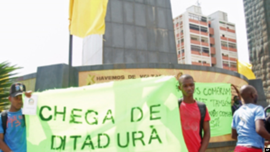 Alguns manifestantes transportavam cartazes