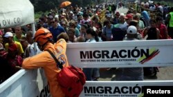 Miles de venezolanos cruzan cada día la frontera colombiano-venezolana sobre el puente internacional Simón Bolívar en Villa del Rosario.