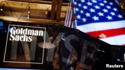 FILE: Logo Goldman Sachs di lantai bursa saham New York Stock Exchange (NYSE).