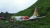 El avión Boeing 737 de la aerolínea Air India Express se partió en dos tras salirse de la pista en Calicut, en el sur de la India, el 7 de agosto de 2020.