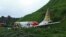 El avión Boeing 737 de la aerolínea Air India Express se partió en dos tras salirse de la pista en Calicut, en el sur de la India, el 7 de agosto de 2020.