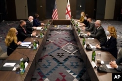 El secretario de Estado Mike Pompeo se reúne con líderes de la sociedad civil en Tbilisi, Georgia, el miércoles 18 de noviembre de 2020.