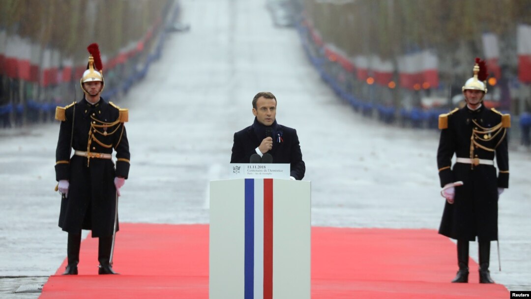 Francuski predsednik Emanuel Makron govori na svečanoj ceremoniji u Parizu